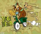 El oso Yogi y el oso Bu-Bu en una motocicleta scooter por el parque Jellystone