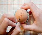 Pintar huevos de Pascua, es una tradición en países eslavos
