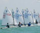 Varios regatistas durante una regata de la clase Optimist