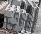 Palet de bloques de hormigón, hay de varios tipos y se utilizan para la construcción de muros y paredes