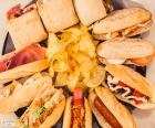 Bocadillos variados con patatas fritas