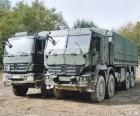 Dos camiones militares