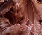 La crema de chocolate es una pasta con sabor a chocolate que se come principalmente untada sobre pan