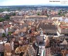 Estrasburgo es una ciudad a orillas del Rin, es la capital de la región de Alsacia y de Bas-Rhin, Francia