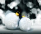 Dos bolas blancas de navidad decoradas con el símbolo del hielo o nieve