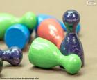 Peones de madera y de colores, son piezas necesarias para muchos juegos de mesa