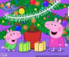 Peppa Pig y su hermano George observando los regalos de Santa Claus