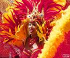 Chica bailando en Carnaval con un precioso vestido naranja