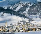 Bonito paisaje de inviernos con un pueblo nevado 