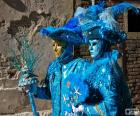 Pareja con unos vistosos disfraces azules