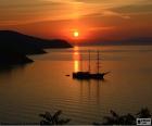 Bonita fotografía de una puesta de sol en la costa 