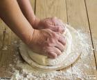 Preparando la masa para pizza