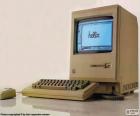 Macintosh 128K (1984), llamado así por sus 128 KiB de memoria RAM, usaba una interfaz gráfica de usuario (GUI) y un ratón en vez de la línea de comandos