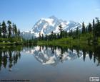 Vista del Mount Shuksan desde el lago con su reflejo en el agua, Washington, Estados Unidos