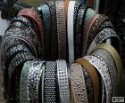 Cinturones de cuero con decoraciones variadas