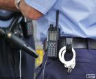 Equipamiento básico de la policía, las esposas, un walkie talkie y la porra antidisturbios