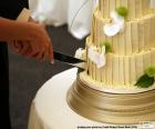Novios cortando la tarta