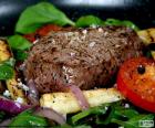 Filete a la plancha al punto con sal gorda y guarnición