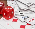 Dados rojos y cartas de póker
