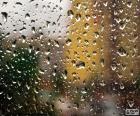 Vidiro de una ventana mojado por la lluvia