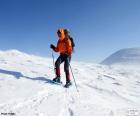 Alpinista en una travesía