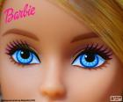 Los bonitos y grandes ojos azules de Barbie