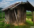 Vieja choza de madera en medio del campo