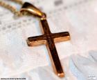 Colgante con una cruz de oro, el símbolo del Cristianismo
