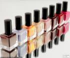 Esmalte de uñas, ocho colores distintos para manos y pies