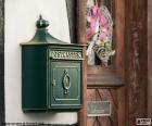 Un buzón de color verde para recibir la correspondencia
