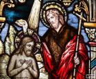 Ventana de una iglesia donde se ve la imagen del bautismo de Jesús