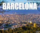Barcelona está situada en la costa mediterránea de la península Ibérica, protegida por la sierra de Collserola y delimitada por los ríos Besòs y Llobregat