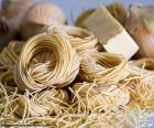 Espaguetis, queso y cebolla los ingredientes para cocinar una deliciosa pasta italiana