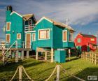 Casas de colores ubicadas frente al mar en Santa Clara del Mar, Mar Chiquita, Buenos Aires