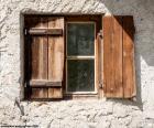 Ventana con porticones de madera