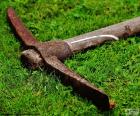 El pico es una herramienta para cavar o remover tierras, usada en la construcción, jardinería etc... 