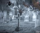 Las tumbas de un terrorífico cementerio en la noche de Halloween 