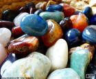 El mineral es una materia natural, inorgánica, sólida, cristalina y con una composición química fija o que varía muy poco. Aquí minerales de variados