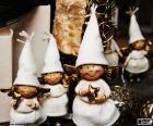 Grupo de pequeños ángeles Navideños, vestidos de blanco y con varios objetos en las manos