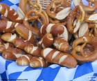 Cesto lleno de bretzels, galleta o bollo salado originario de Alemania