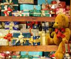 Estanterías llenas de regalos para la Navidad, incluso un oso de peluche