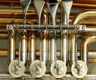 Detalle de las cuatro válvulas rotativas de una tuba, el mayor de los instrumentos de viento-metal