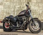 Harley Davidson Sportster 883R del año 2008, uno de los modelos más asequibles. Su estética es inmejorable con un tubo de escape por cilindro