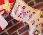 Un calcetín Navideño en el cuál Papa Noel le pone un regalo