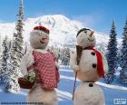 Un par de muñecos de nieve