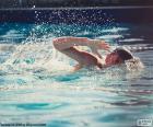 Niño nadando en la piscina en un día caluroso de verano