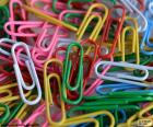 Clips con recubrimiento de plástico de colores. Utilizados para sujetar hojas sueltas