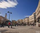 La Puerta del Sol es una de las plazas más famosas de Madrid