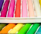 Caja de plastilina de colores para realizar unos bonitos trabajos manuales en la escuela
