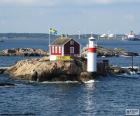 Faro Gaveskar en la pequeña isla rocosa en el archipiélago en el Mar del Norte en Goteburgo, Suecia